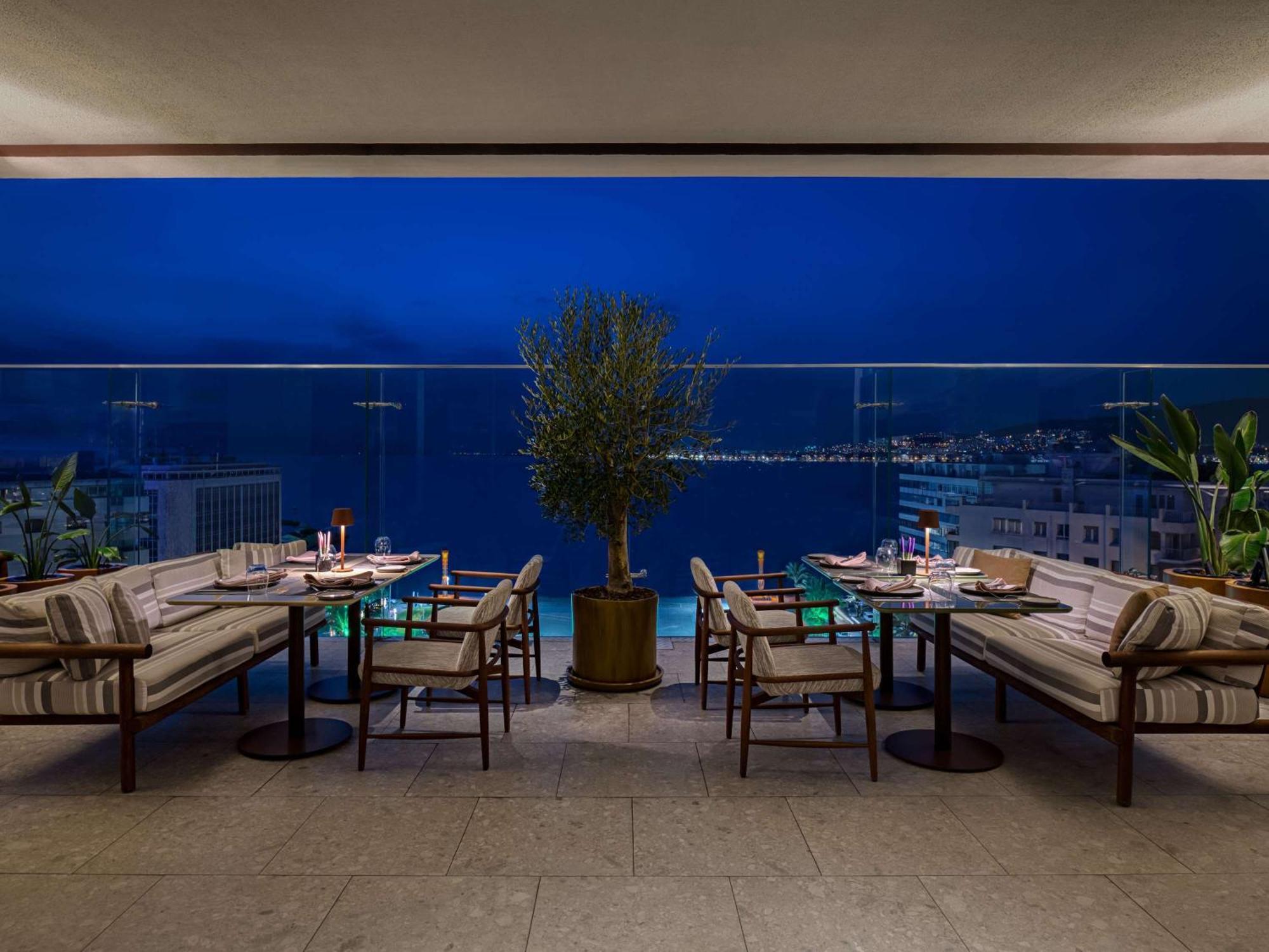 Swissotel Buyuk Efes Izmir Exterior photo The Pool Bar