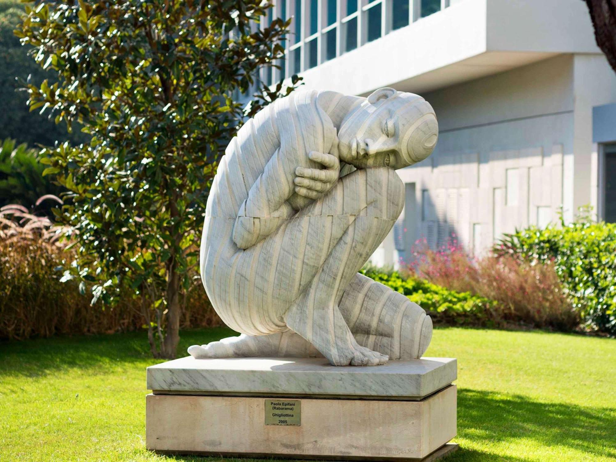 Swissotel Buyuk Efes Izmir Exterior photo The sculpture in 2012
